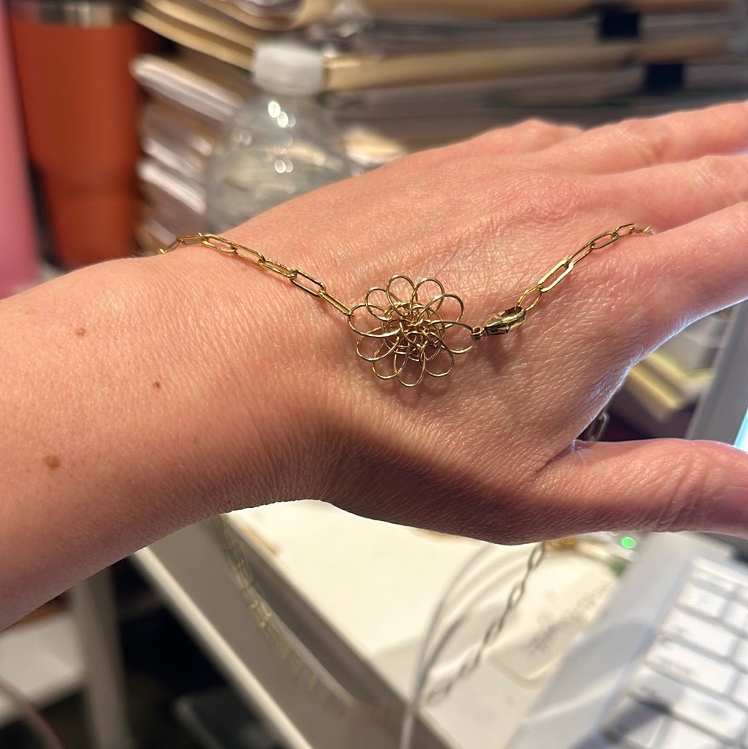 Cassandra Peri Small Necklace in Gold - Estilo Boutique