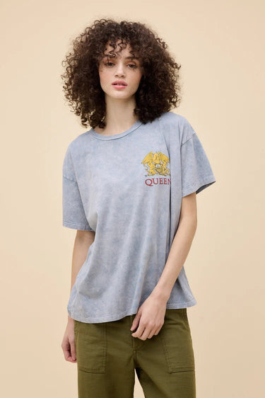 Daydreamer Queen World Tour 1977 Merch Tee in Light Blue Acid Wash - Estilo Boutique