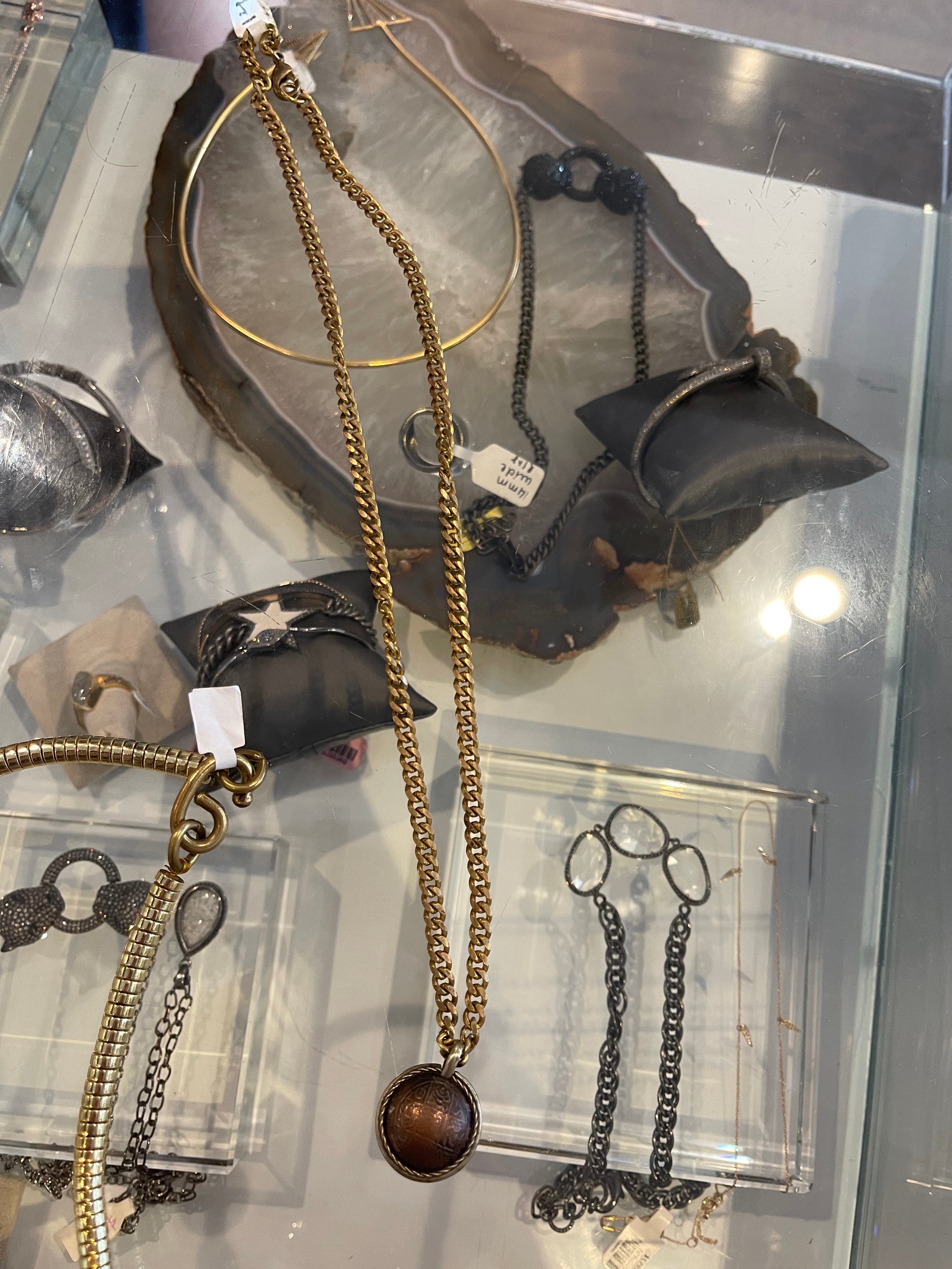 De Petra Brown Pendant Chain Necklace in Gold