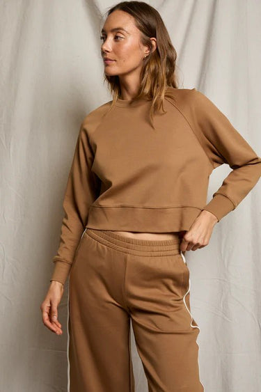 Perfect White Tee Nell Sweatshirt in Mocha