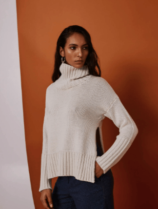 Sfizio Sweater with Maxi Slit in Winter - Estilo Boutique
