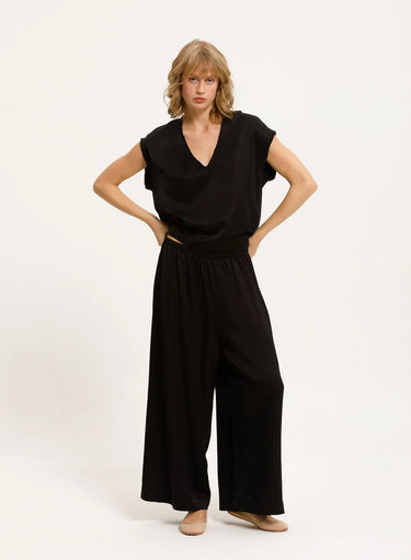 Cali Dreaming James Tee in Black - Estilo Boutique