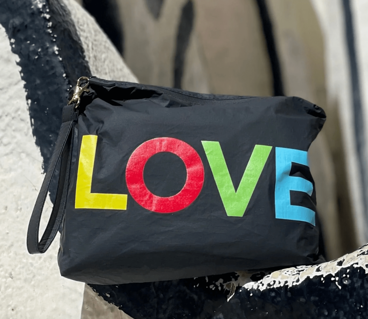 Hi Love Travel Black with Rainbow Love Bag - Estilo Boutique