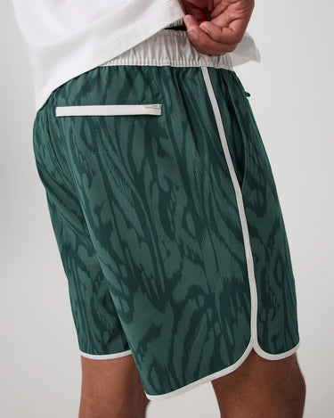 Vuori Banks Short Unlined 7" in Agate Green Mirage