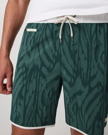 Vuori Banks Short Unlined 7" in Agate Green Mirage